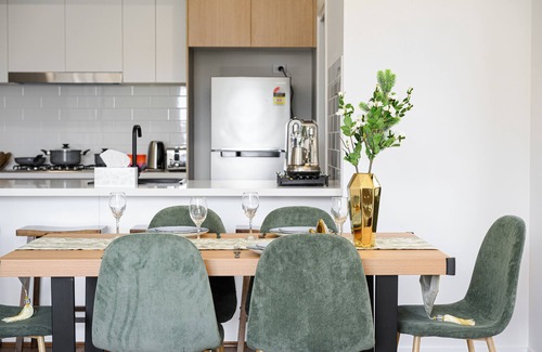 Austral House | Spacious 5-bedroom building in brilliant Austral with AC