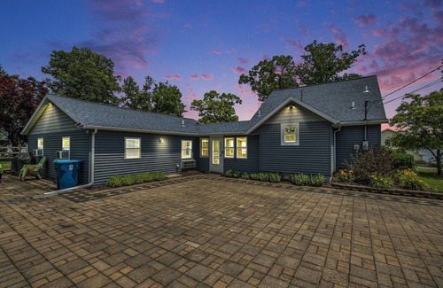 Sister Lakes Cottage | Spacious 5-bedroom cottage in charming Dowagiac with AC