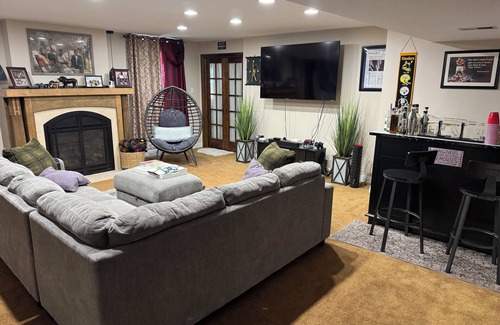 Moon Township House | Spacious 5-bedroom house in nice Coraopolis w/WiFi, AC, fitness room and a pool