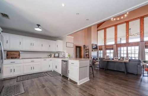 Gladewater House | Spacious 5-bedroom house with AC, WiFi in charming Gladewater