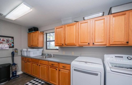 Gladewater House | Spacious 5-bedroom house with AC, WiFi in charming Gladewater
