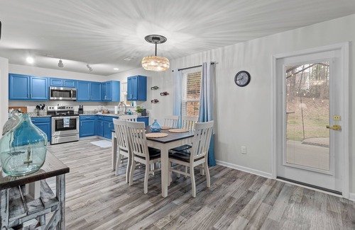 New London House | Spacious 5-bedroom house half mile from Lake Badin launch with space for boats