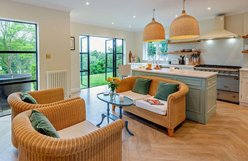 Cookham Dean House | Spacious 5-bedroom house on the Thames with river access in lovely Berkshire