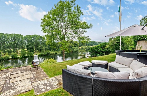 Cookham Dean House | Spacious 5-bedroom house on the Thames with river access in lovely Berkshire