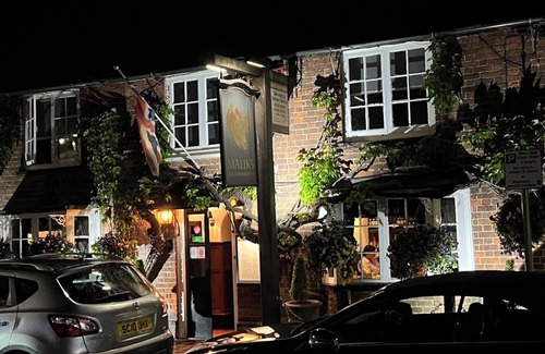 Cookham Dean House | Spacious 5-bedroom house on the Thames with river access in lovely Berkshire