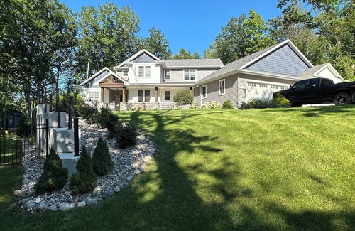 Hobart House | Spacious 5-bedroom house with, WiFi in Green Bay 7.6 miles from Lambeau Field