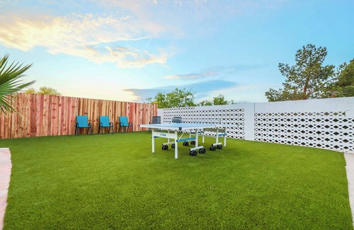Paradise House | Spacious 5-bedroom house in Las Vegas with phenomenal yard, pool, and spa
