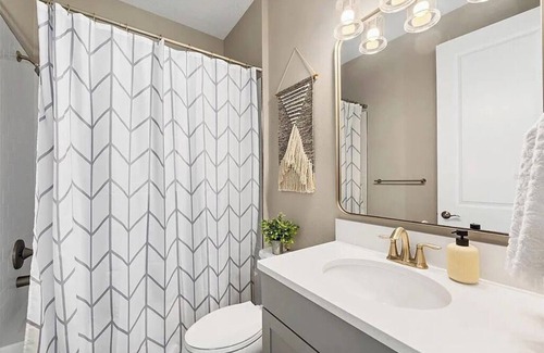 Parrish House | Spacious 5-bedroom house with WiFi and AC in charming Parrish