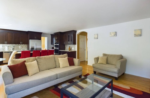 Kent House | Spacious 5-bedroom house in Kent with AC, WiFi and close to all amenities!