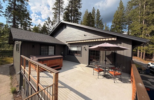 Glencoe House | Spacious 5-bedroom house in Arnold with a game room and hot tub