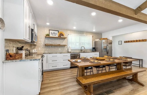 Grove House | Spacious 5-bedroom house in Grove with AC, Wifi, Boat Parking. Sleeps 14.