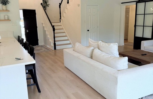 Hurst House | Spacious 5-bedroom house, SAFE and quiet neighborhood right next to the trail