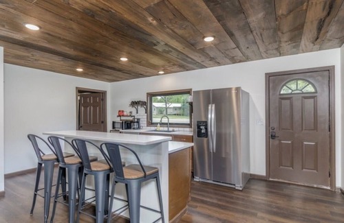 Lebanon Cabin | Spacious 5-bedroom just 1 minute from Bennett Spring State Park!