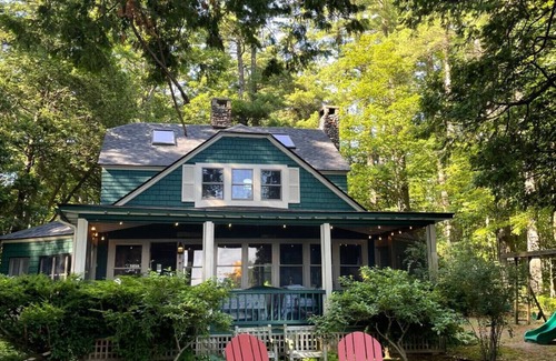 Charlotte House | Spacious 5-bedroom Lake Camp in Charlotte