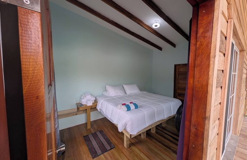 Hopkins Cabin | Spacious 5-bedroom lodge in brilliant Hopkins with AC