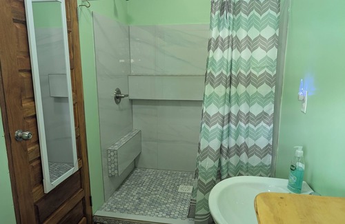 Hopkins Cabin | Spacious 5-bedroom lodge in brilliant Hopkins with AC