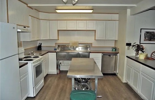 Fox Cabin | Spacious 5-bedroom lodge with WiFi, AC in charming Fox