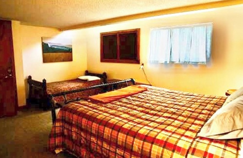 Fox Cabin | Spacious 5-bedroom lodge with WiFi, AC in charming Fox