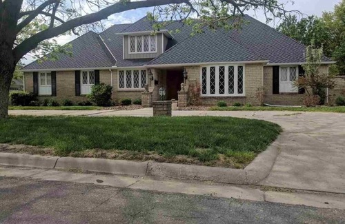 Hutchinson House | Spacious 5-bedroom Retreat with Pool and Tennis Court In Beautiful Neighborhood