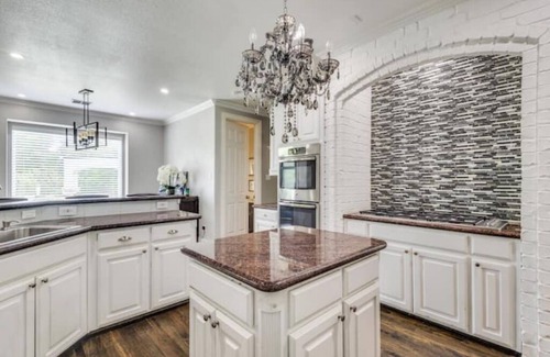 Flower Mound House | Spacious 5-bedroom house with AC. House located near lake in Flower Mound.