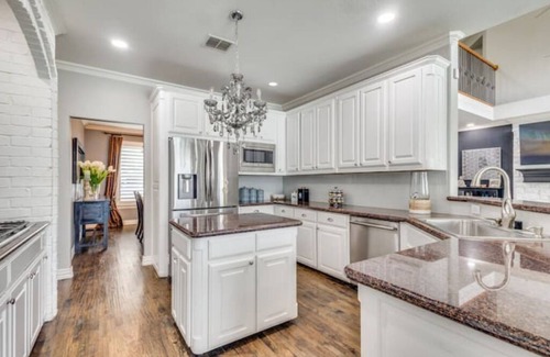Flower Mound House | Spacious 5-bedroom house with AC. House located near lake in Flower Mound.
