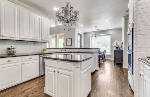 Flower Mound House | Spacious 5-bedroom house with AC. House located near lake in Flower Mound.