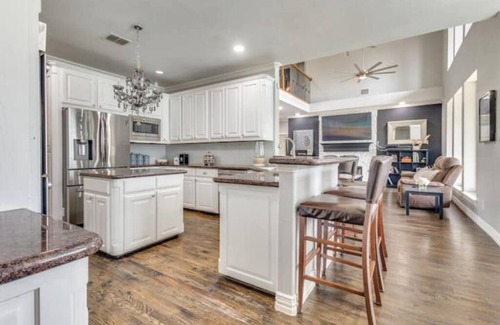 Flower Mound House | Spacious 5-bedroom house with AC. House located near lake in Flower Mound.