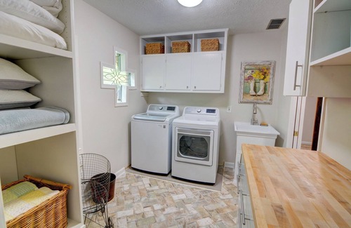 Gainesville House | Spacious 5-bedroom Lake Lanier home with Boathouse, WiFi & Whole House Generator