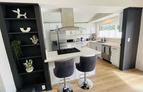 Reseda House | Spacious 5-bedroom house in marvelous Los Angeles with WiFi, AC