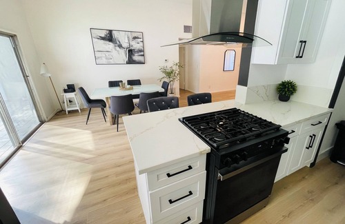 Reseda House | Spacious 5-bedroom house in marvelous Los Angeles with WiFi, AC