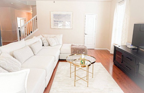 Scenic Oaks House | Spacious 5-bedroom house with 2 king size beds in the best area of San Antonio