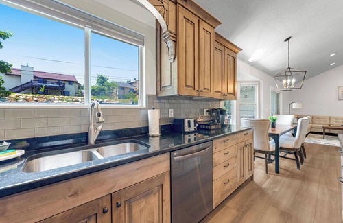 South Ogden House | Spacious 5-bedroom retreat with AC and WiFi inSouth Ogden. Relax in our Hot Tub