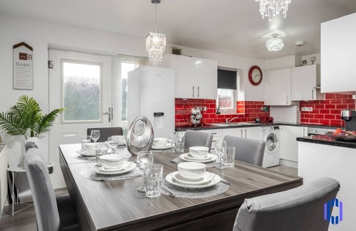Openshaw House | Spacious 5 BR Home Nr Etihad Stadium - Pool Table