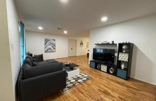 Woodlake - Briar Meadow House | Spacious 5BR and 3BA Plus Cozy Cabin With Spa Near Galleria