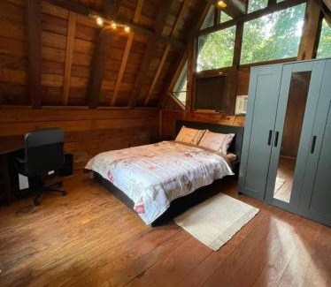 Woodlake - Briar Meadow House | Spacious 5BR and 3BA Plus Cozy Cabin With Spa Near Galleria