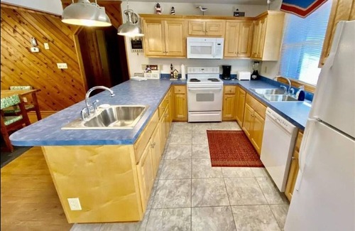 Currituck County House | Spacious 6 Bedroom, 3000 sq ft, w/NEW HOT TUB, close to the beach!