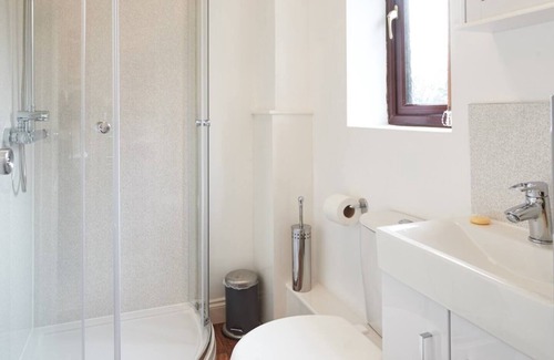 Bletchley House | Spacious 6 bedroom 5 bathroom home with parking