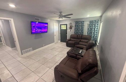 Meadowbrook House | Spacious 6-bedroom house in beautiful Fort Worth with AC
