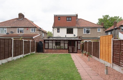 Kidbrooke with Hornfair House | Spacious 6 Bedroom House in Wricklemarsh, London