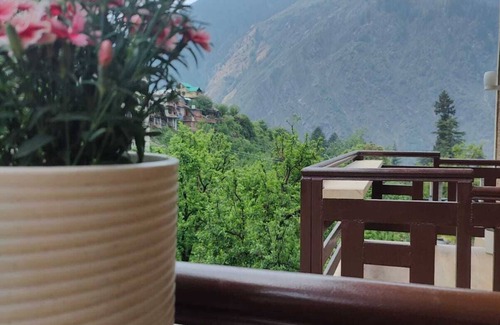 Manali House | Spacious 6-bedroom house with AC, WiFi in charming Sajla, Manali Road