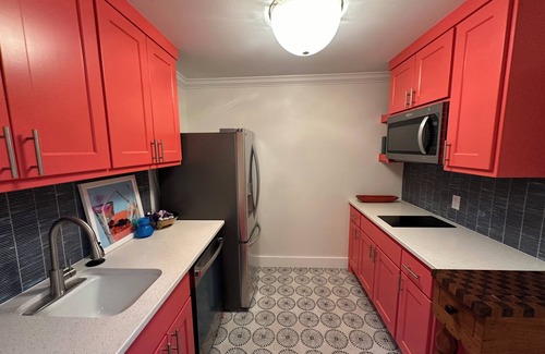 Granbury House | Spacious 6-bedroom upscale building steps to the Historic Granbury Square. Fab!