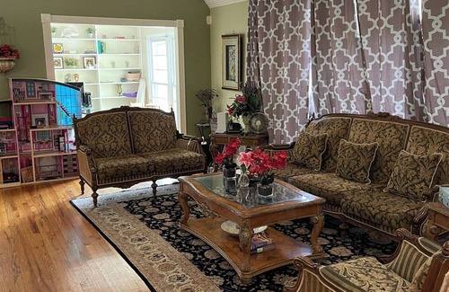 Heathcote House | Spacious 6-bedroom house in safe neighborhood near NYC