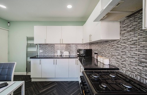 Clayton House | Spacious 6BD Retreat: Homely Comfort and Garden