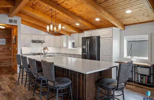 Wentworth House | Spacious 6BR Lakefront Cabin - Beach Access & Stunning Views on Lake Madison