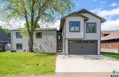 Wentworth House | Spacious 6BR Lakefront Cabin - Beach Access & Stunning Views on Lake Madison