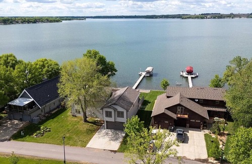 Wentworth House | Spacious 6BR Lakefront Cabin - Beach Access & Stunning Views on Lake Madison