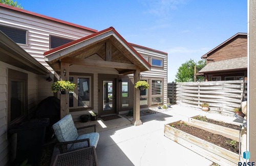 Wentworth House | Spacious 6BR Lakefront Cabin - Beach Access & Stunning Views on Lake Madison