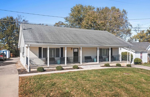 Williamstown House | Spacious 6BR Near Ark! Ample Parking, 3 Full Baths