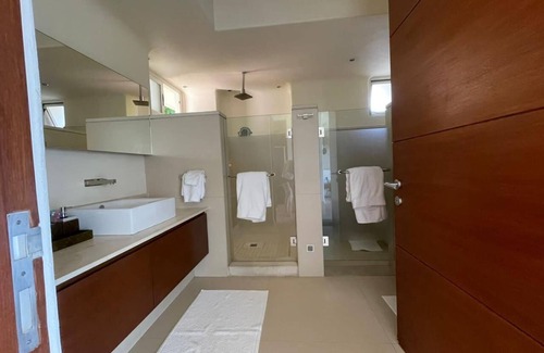 Las Brisas House | Spacious 7-bedroom house in enjoyable Acapulco with AC, amazing view, Las Brisas
