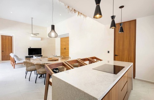 Tankah House | Spacious 7-bedroom house in cool Solidaridad with WiFi, AC, fitness room